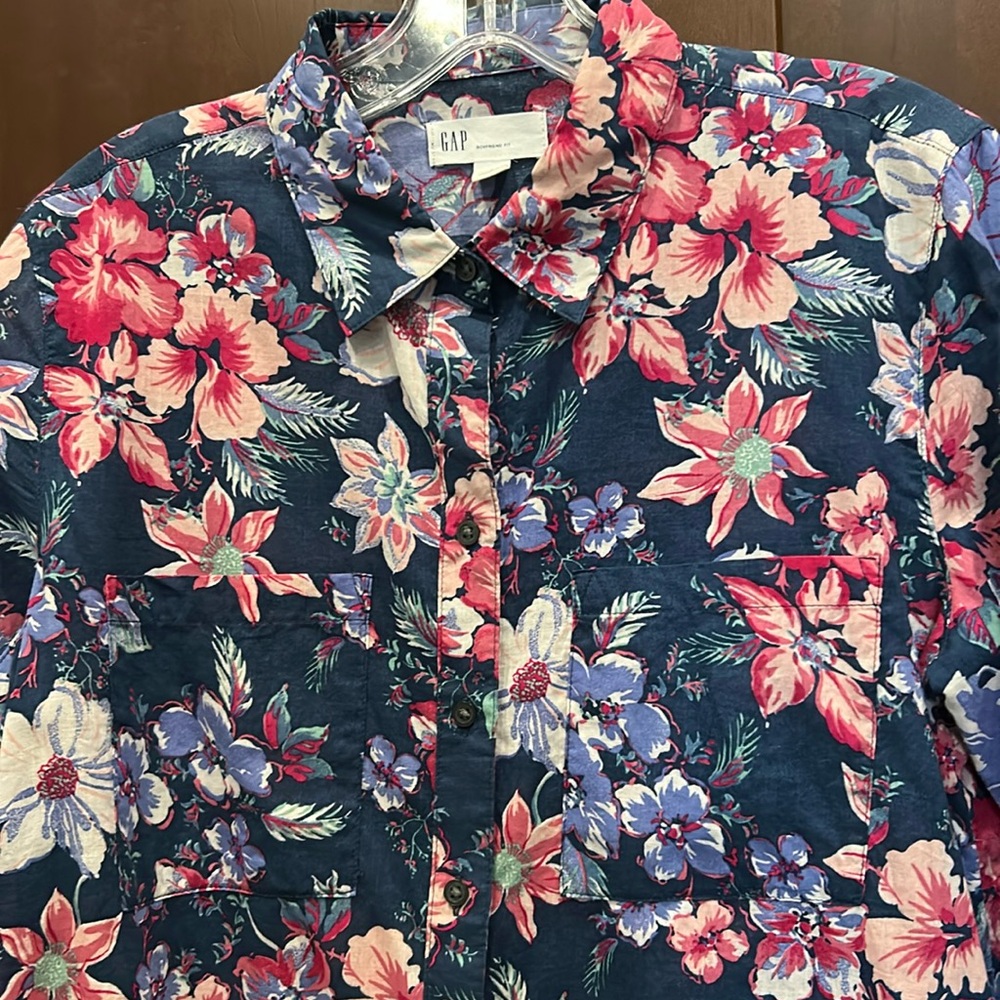 Ladies Gap Boyfriend Fit Floral Button-down Shirt